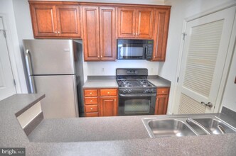 21216 McFadden Square-Unit -108 in Sterling, VA - Foto de edificio - Building Photo