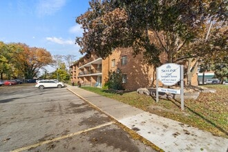 3262 Sandwich St. in Windsor, ON - Building Photo - Building Photo