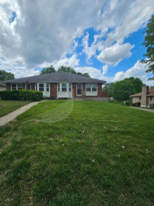 1406 SW Sunset St in Blue Springs, MO - Building Photo