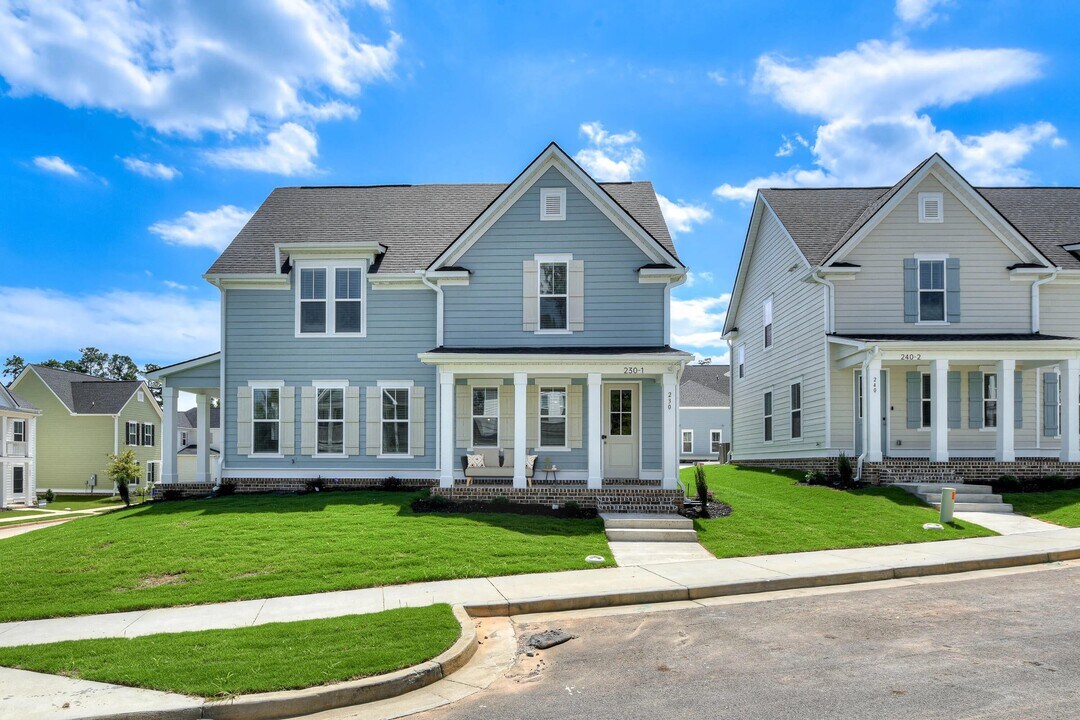 220 Hanover Cir in Evans, GA - Building Photo