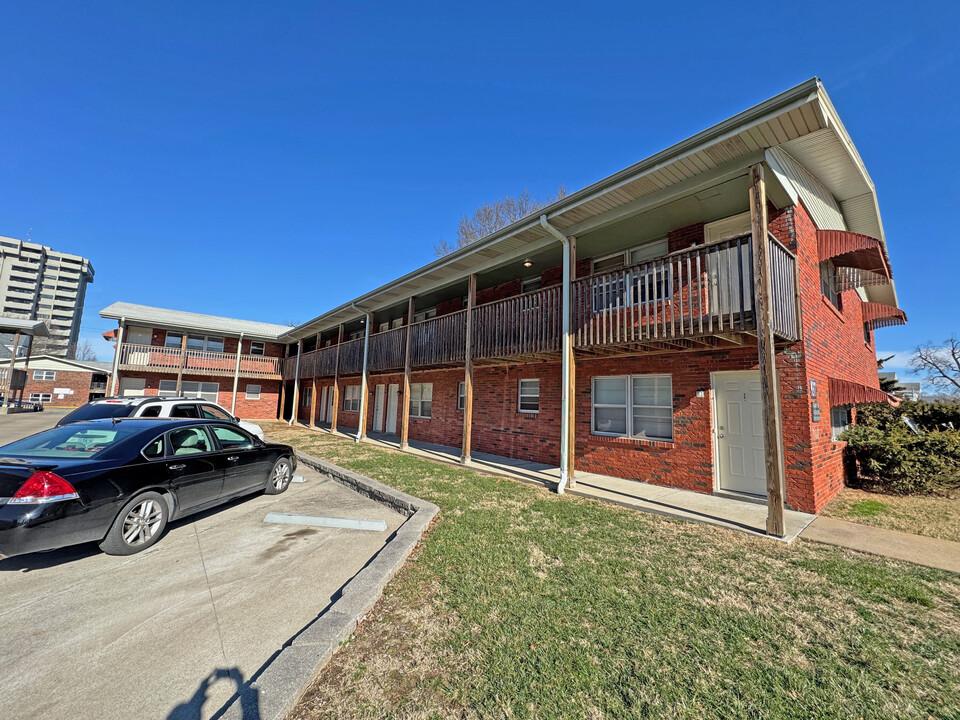 The Embassy in Springfield, MO - Foto de edificio