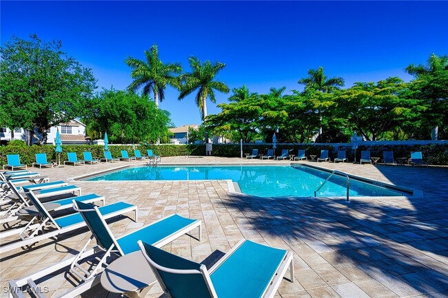 15857 Marcello Cir in Naples, FL - Foto de edificio - Building Photo