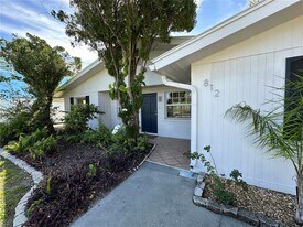 812 Bayview Dr in Nokomis, FL - Building Photo