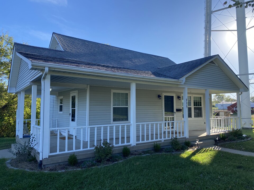 355 S Greensburg St in Hodgenville, KY - Building Photo