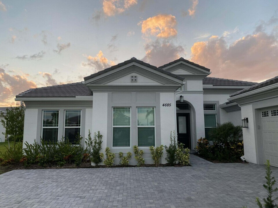 4685 Estates Cir in Westlake, FL - Foto de edificio