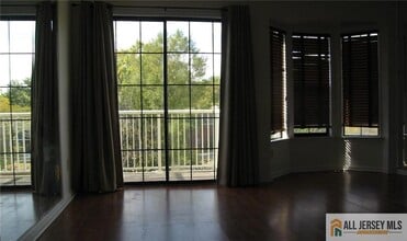 83 Crosspointe Dr in East Brunswick, NJ - Building Photo - Building Photo