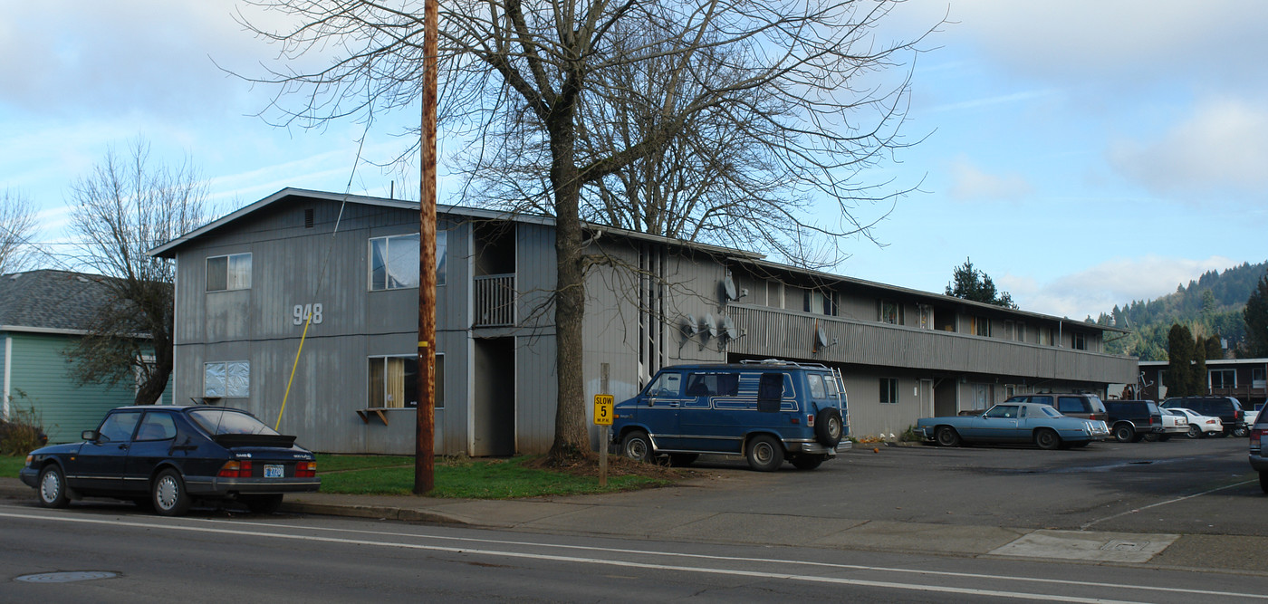 948 S 6TH St in Cottage Grove, OR - Building Photo