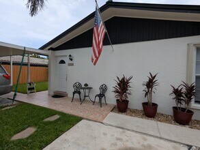 2490 NE 184th St, Unit 2490 in North Miami Beach, FL - Building Photo - Building Photo