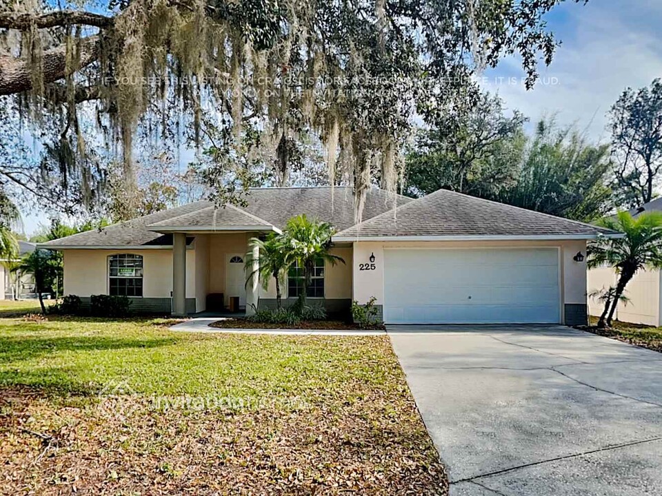 225 Quiet Oak Ct in Davenport, FL - Foto de edificio