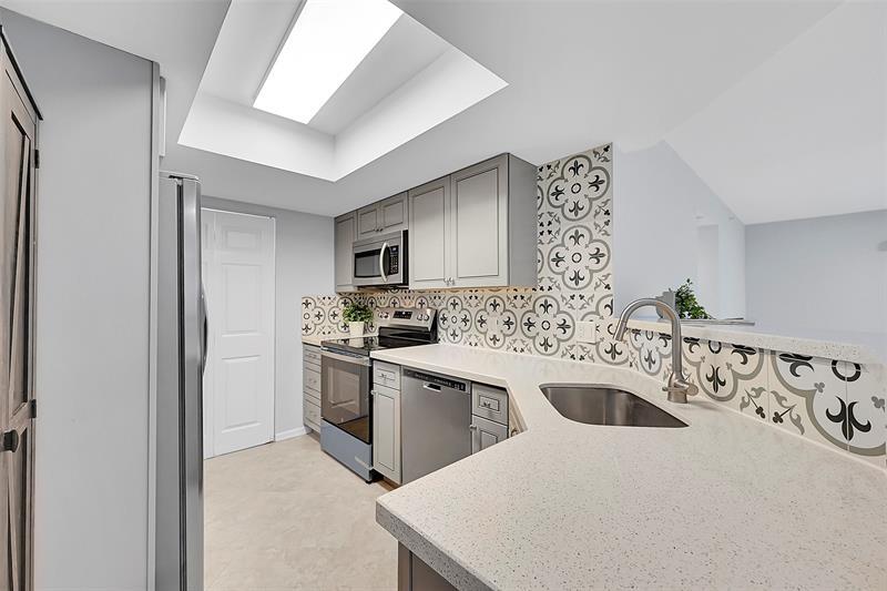 5005 Wiles Rd in Coral Springs, FL - Building Photo