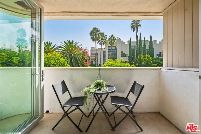 11645 Montana Ave in Los Angeles, CA - Building Photo - Building Photo