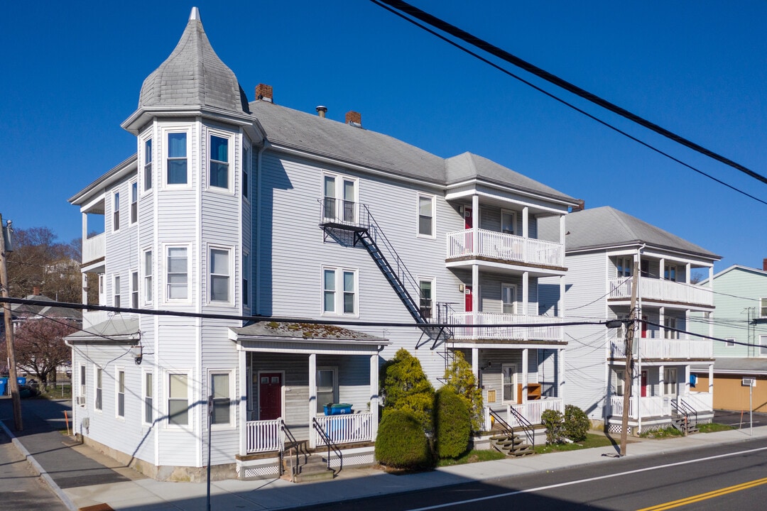 178-180 Railroad St in Manville, RI - Foto de edificio