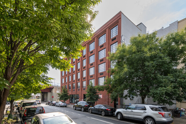 72 Box St in Brooklyn, NY - Foto de edificio - Building Photo