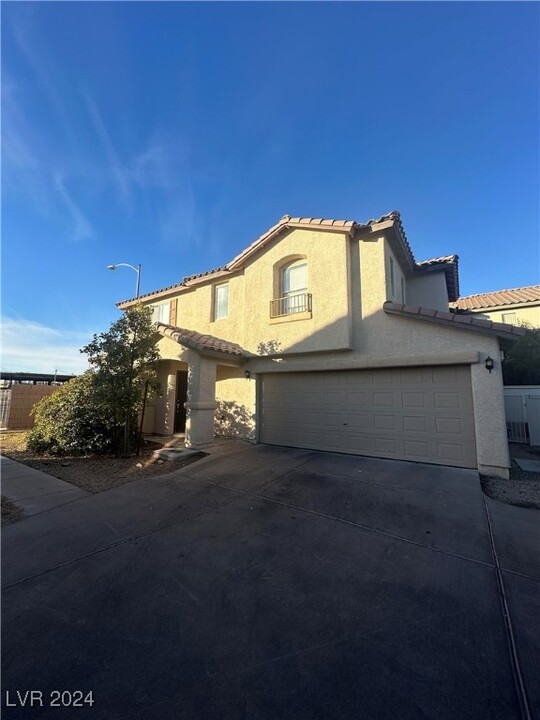 8100 Finch Feather St in Las Vegas, NV - Building Photo