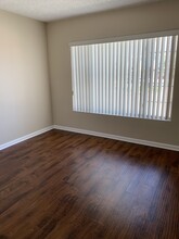 223 E Burbank Blvd, Unit 201 in Burbank, CA - Building Photo - Building Photo