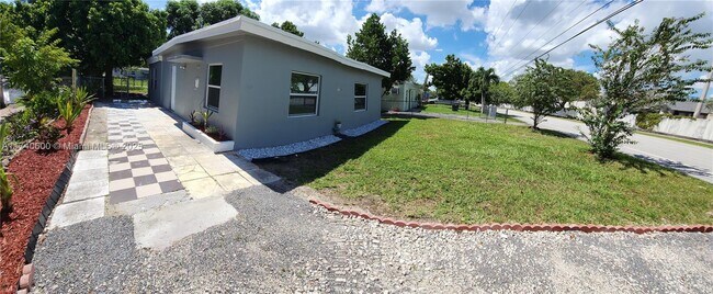 1758 NE 183rd St in Miami, FL - Building Photo - Building Photo