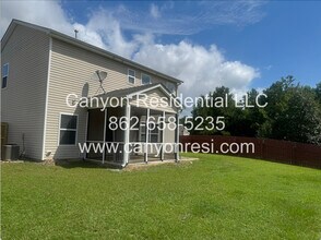 2521 Spinnaker Dr in Hope Mills, NC - Building Photo - Building Photo