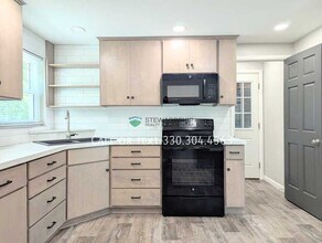 1021 Bachtel St SE in North Canton, OH - Building Photo - Building Photo