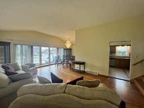 7250 N Crawford Ave in Lincolnwood, IL - Foto de edificio - Building Photo