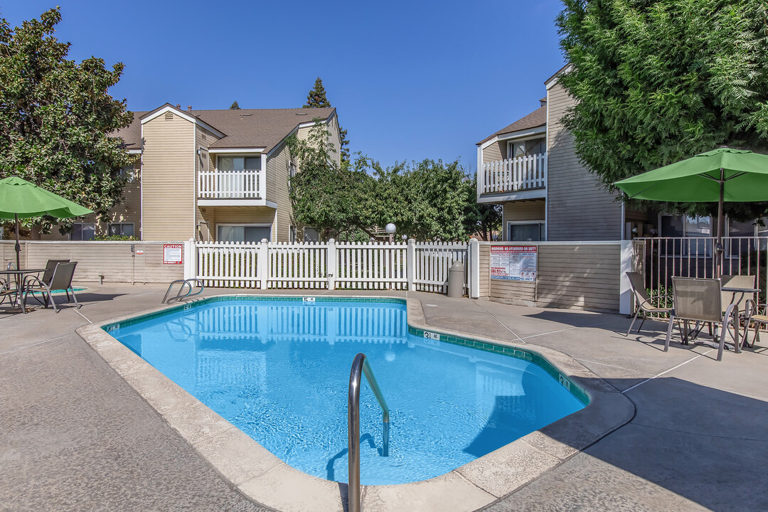 Westcourte Apartments in Bakersfield, CA - Foto de edificio