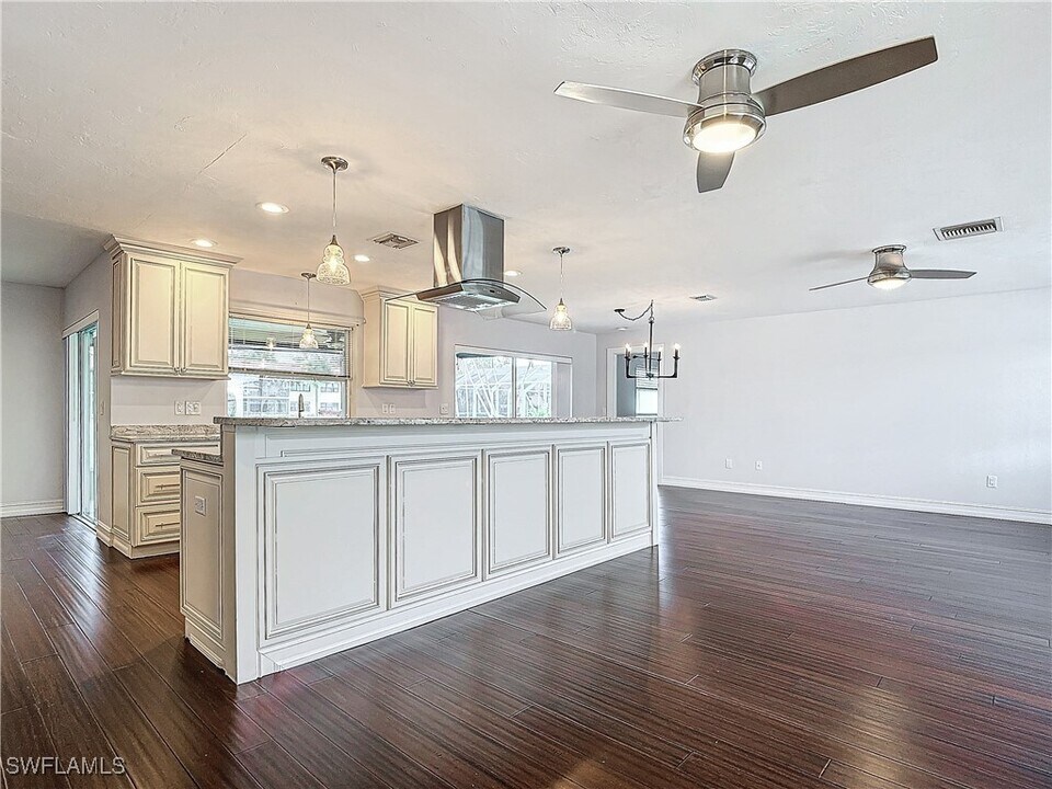 4348 Beechwood Lake Dr in Naples, FL - Building Photo