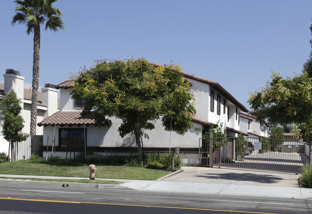 222 S Idaho St in La Habra, CA - Foto de edificio