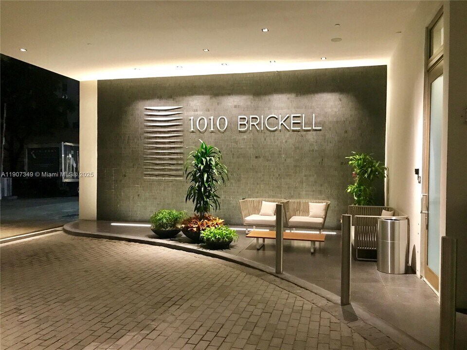 1010 Brickell Ave in Miami, FL - Building Photo