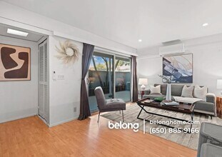 500 W Middlefield Rd, Unit 121 in Mountain View, CA - Foto de edificio - Building Photo