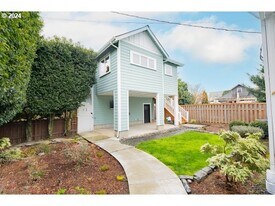 313 W 17th St in Vancouver, WA - Building Photo