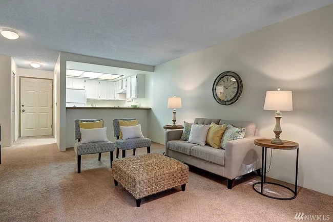 13717 Linden Ave N, Unit 220 in Seattle, WA - Building Photo - Building Photo