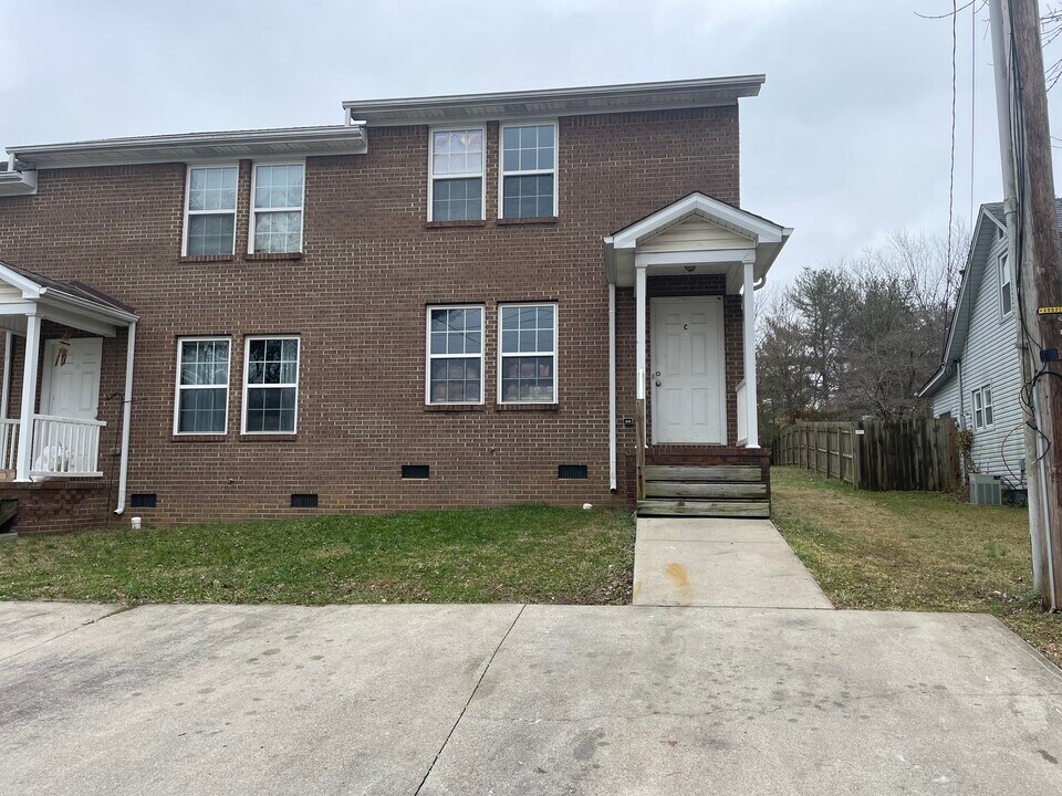 108 Pettus Pt in Somerset, KY - Building Photo