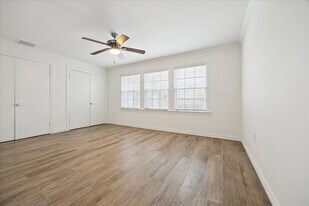 4025 Essex Ln in Houston, TX - Building Photo