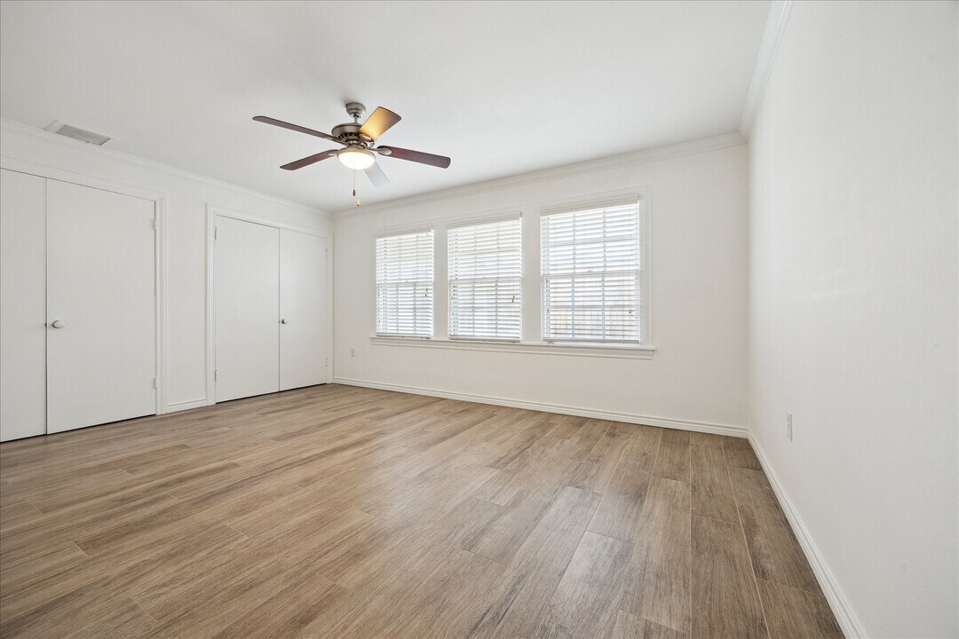 4025 Essex Ln in Houston, TX - Building Photo