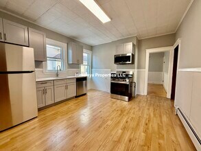 124 Faxon Rd, Unit U1 in Quincy, MA - Foto de edificio - Building Photo