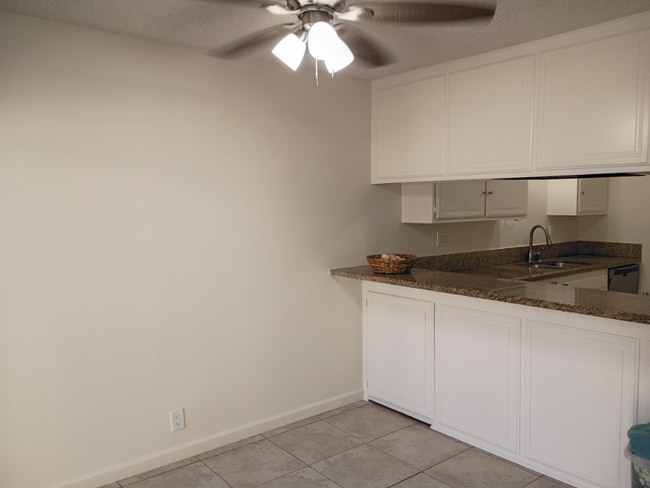 851 Amigos Way in Newport Beach, CA - Building Photo - Building Photo