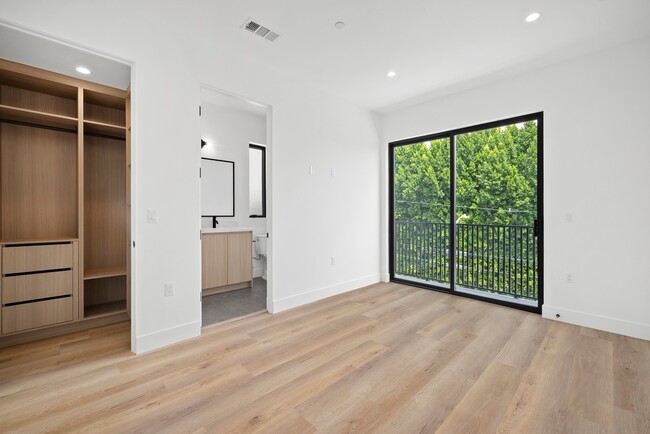 5545 Calhoun Ave in Sherman Oaks, CA - Building Photo - Interior Photo