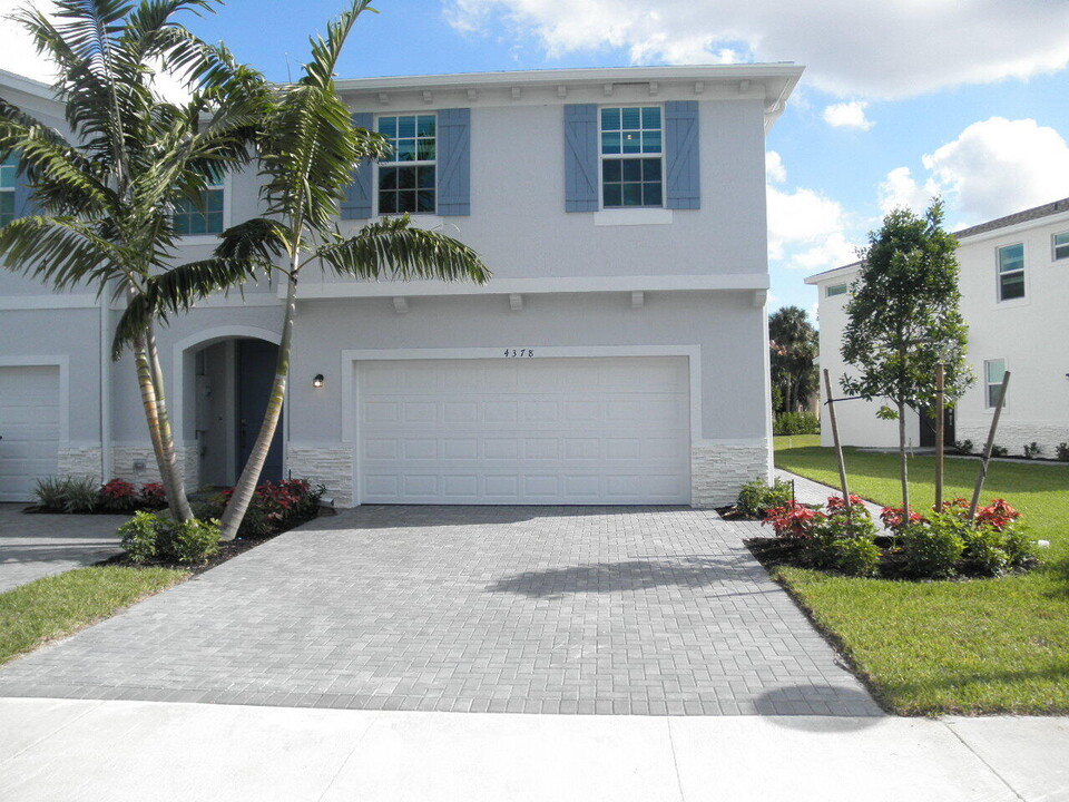 4378 Hammock Grove Dr in Lake Worth, FL - Foto de edificio