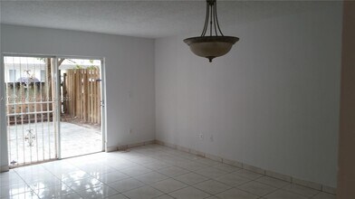8177 NW 8th St in Miami, FL - Building Photo - Building Photo