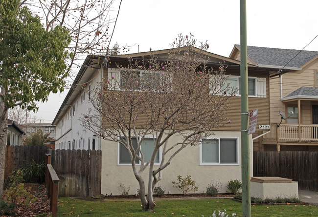 2525 Lincoln Ave in Alameda, CA - Foto de edificio - Building Photo