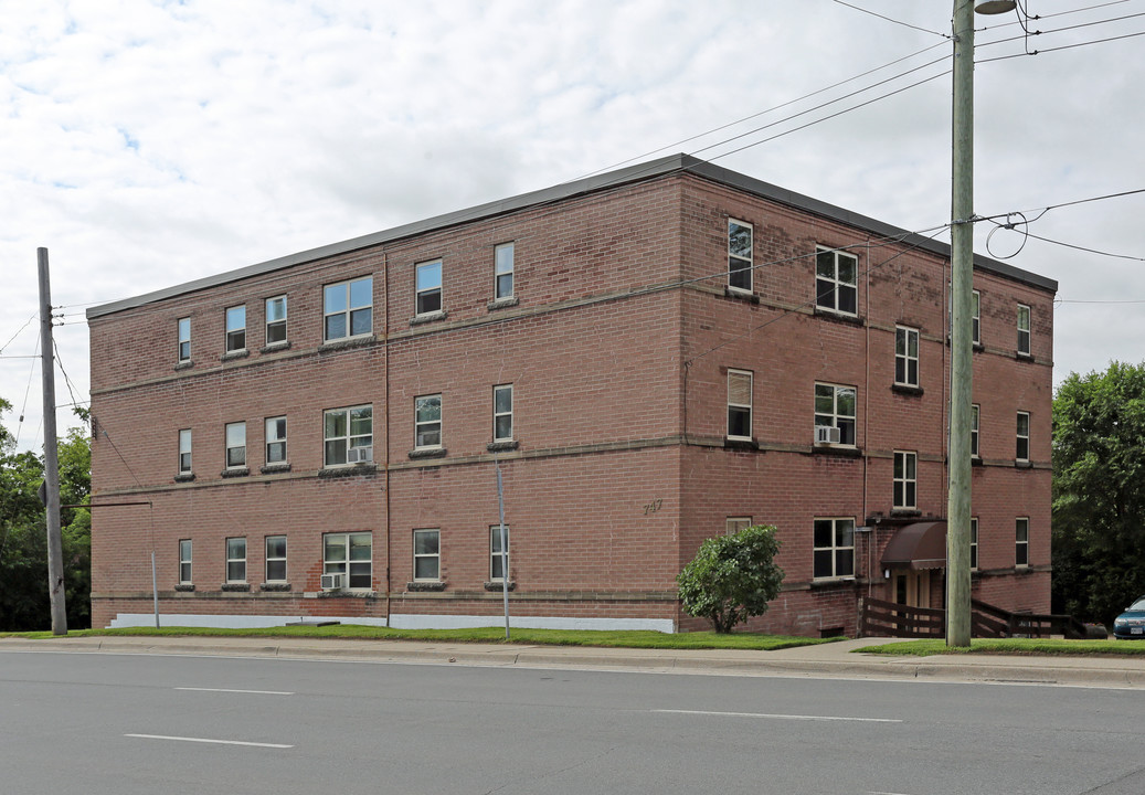 747 King St W in Hamilton, ON - Building Photo