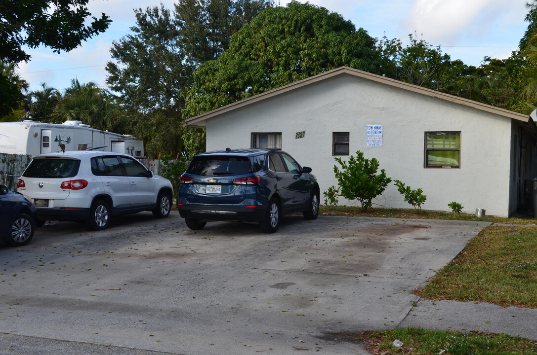 5267 Norma Elaine Rd in West Palm Beach, FL - Building Photo