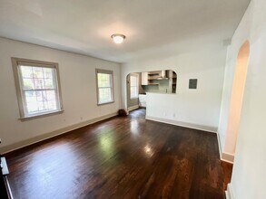 909 E St SE, Unit 8 in Washington, DC - Foto de edificio - Building Photo