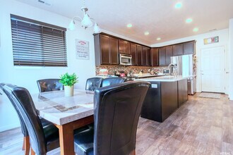 928 W Stonehaven Dr in North Salt Lake, UT - Building Photo - Building Photo