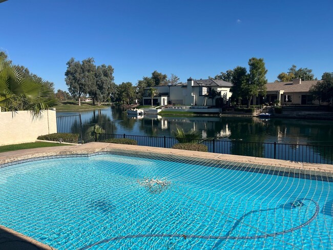 property at 3721 S Hawthorn Dr