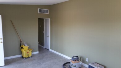2325 Hassett Ave in Las Vegas, NV - Building Photo - Building Photo