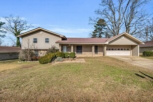415 Forrest Ct in Columbus, MS - Building Photo