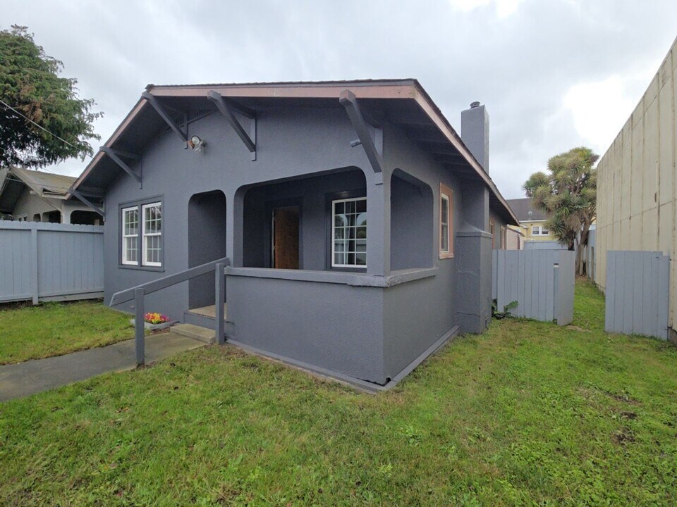621 W Del Norte St in Eureka, CA - Building Photo