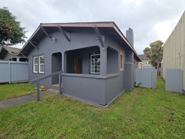 property at 621 W Del Norte St