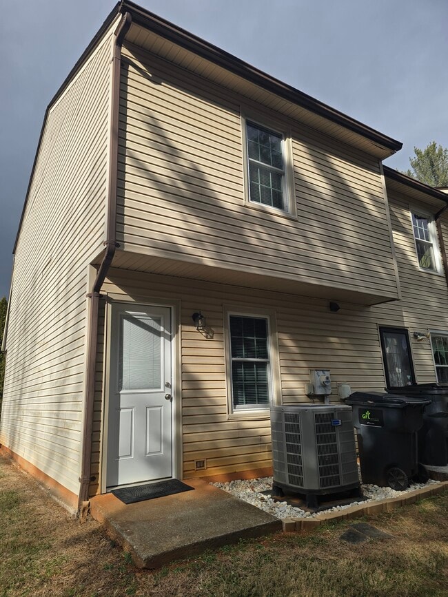 8108 Timberlake Rd in Lynchburg, VA - Foto de edificio - Building Photo