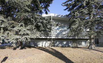 4234 40th Ave NW in Calgary, AB - Building Photo - Building Photo